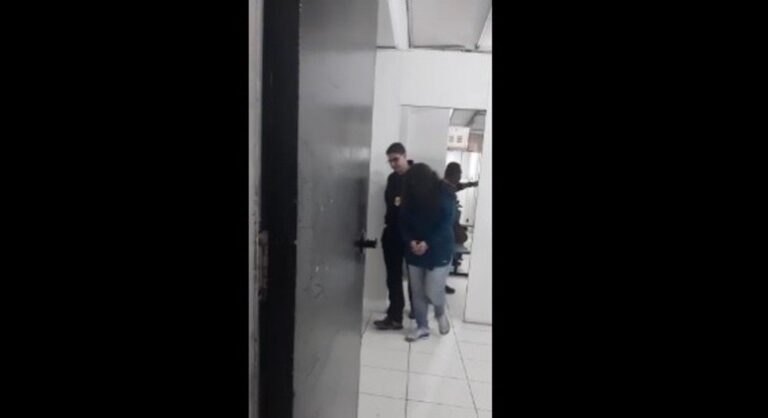 Foragida, integrante do PCC é achada e presa após se vacinar contra Covid-19