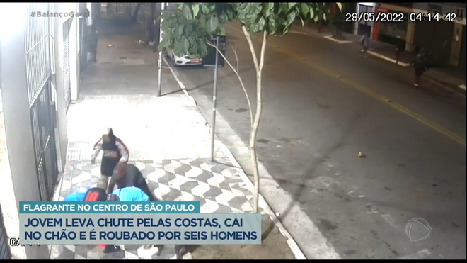 Jovem leva chute pelas costas, cai no chão e é roubado no centro de São Paulo