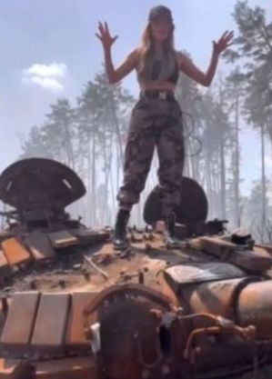 Liziane Gutierrez recebe ameaça de morte após postar foto em cima de tanque da Rússia