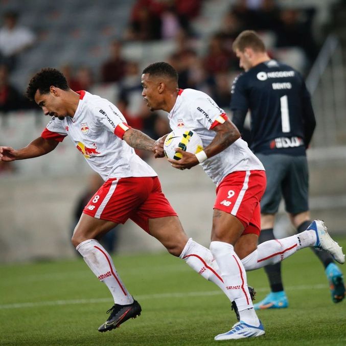 Lucas Evangelista lamenta primeiro tempo ruim contra o Athletico-PR