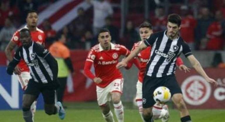 Lucas Piazon, do Botafogo, desloca o ombro e é agredido em briga com jogadores do Internacional