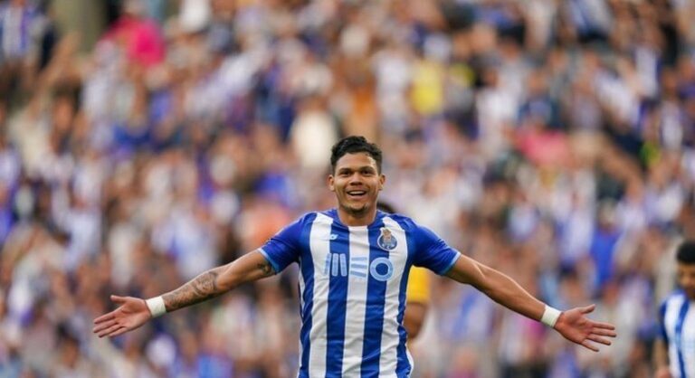 Manchester United busca contratação de Evanílson, diz site