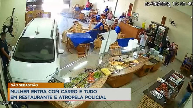 Motorista entra com carro em restaurante e atinge três pessoas