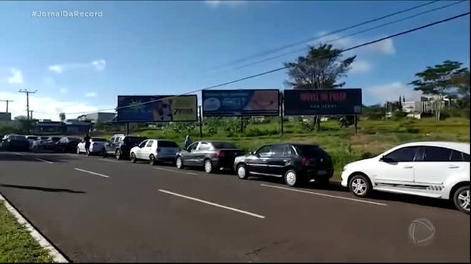 Motoristas fazem fila em postos para tentar fugir do aumento no valor dos combustíveis