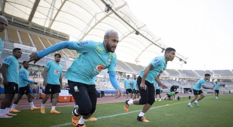 Neymar faz cara de choro e mostra resultado de ‘pisão’ após treino da Seleção Brasileira