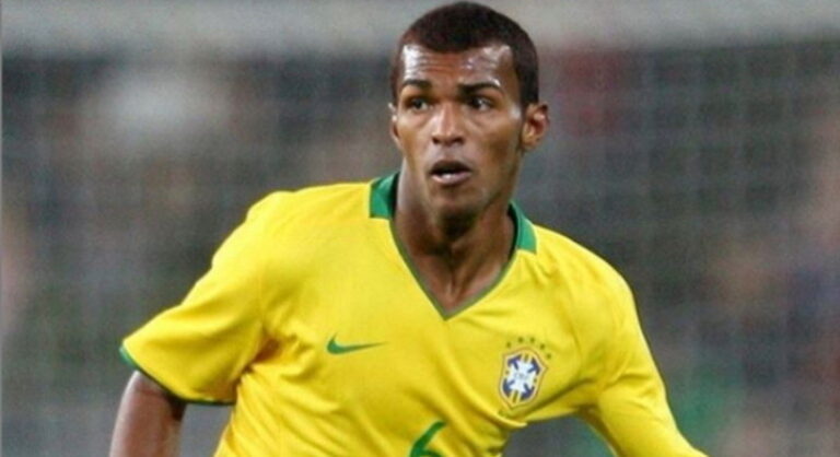 O primeiro jogador da Seleção Brasileira a se assumir bissexual. Richarlyson, campeão mundial pelo São Paulo