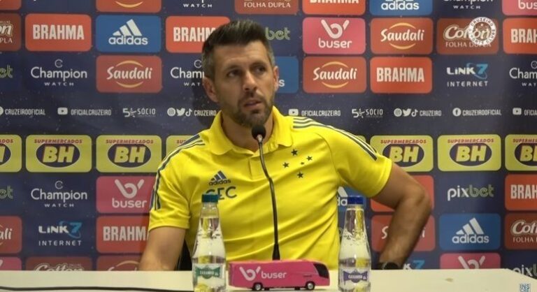 Paulo Pezzolano critica arbitragem e diz achar que Cruzeiro não mereceu perder