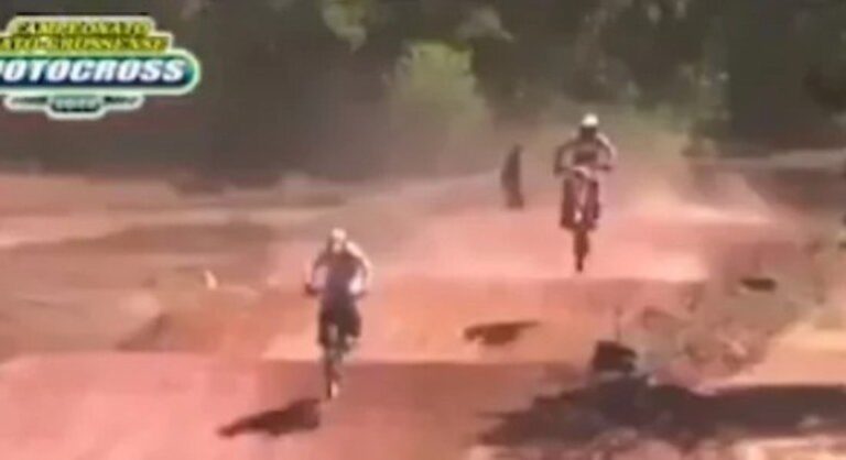 Piloto de motocross morre após queda assustadora em torneio; veja