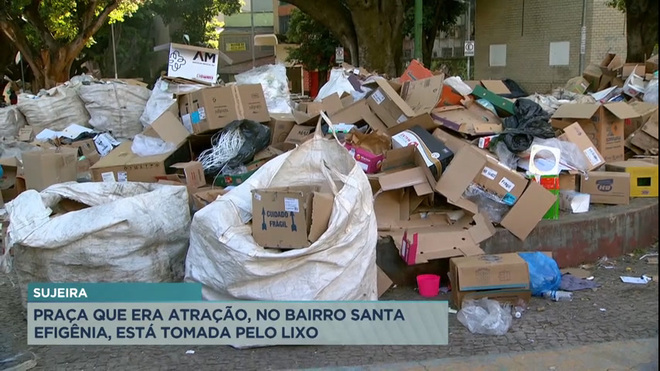 Praça tradicional de BH acumula lixo deixado por moradores de rua