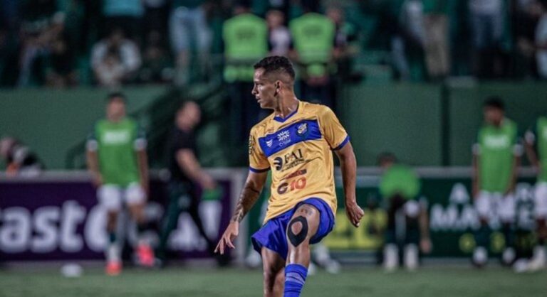 Ramon festeja gol pelo Iporá e foca em sequência decisiva na Série D