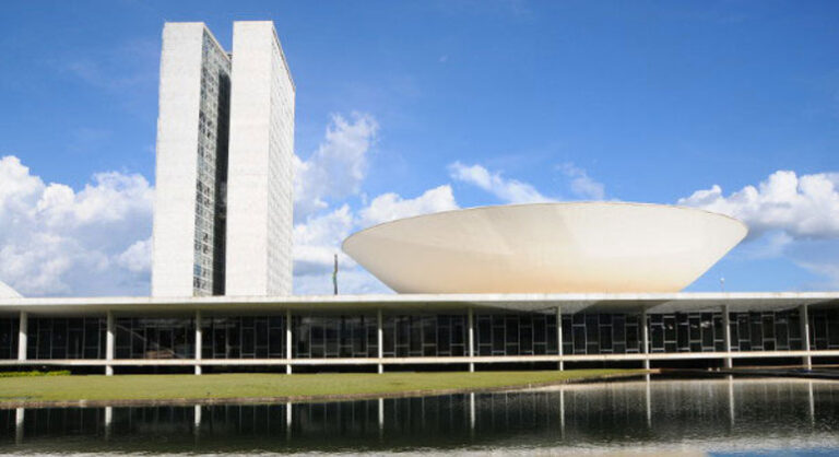 Relatório da LDO autoriza reajuste salarial e contratações para polícias do DF