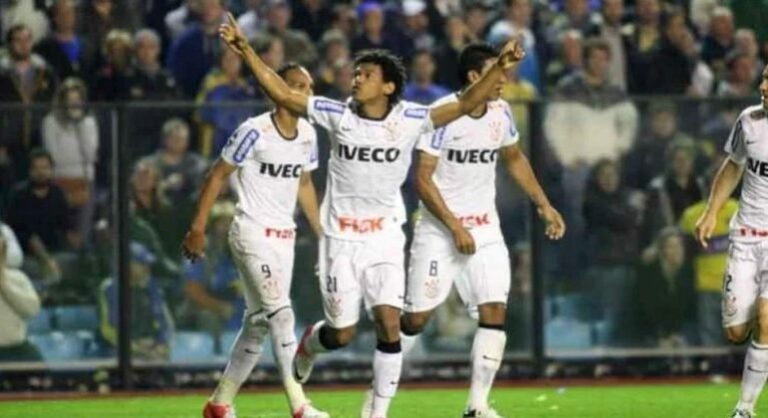 Romarinho lança camiseta em comemoração aos 10 anos de gol histórico pelo Corinthians