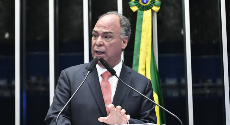 Senador muda PEC para evitar ‘cheque em branco’ com estado de emergência