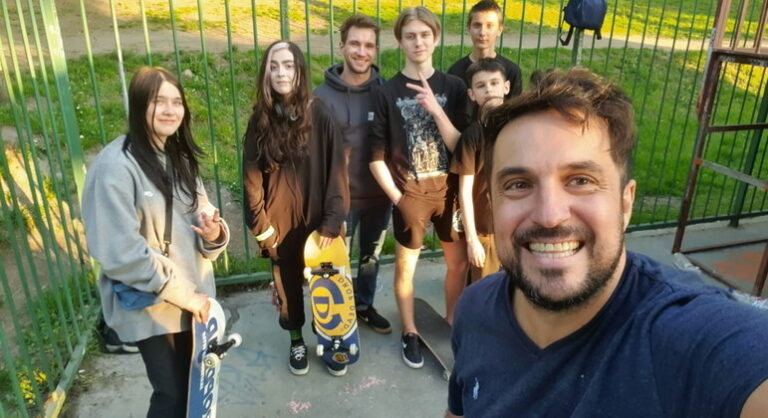 Skates doados por brasileiros agora fazem parte do cotidiano de refugiados ucranianos