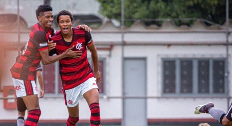 Sob olhares de John Textor, Flamengo vence o Botafogo no Brasileiro sub-20