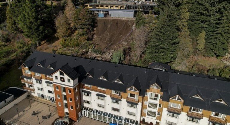 Uruguaio morre e 3 ficam feridos após deslizamento atingir hotel em Bariloche, na Argentina