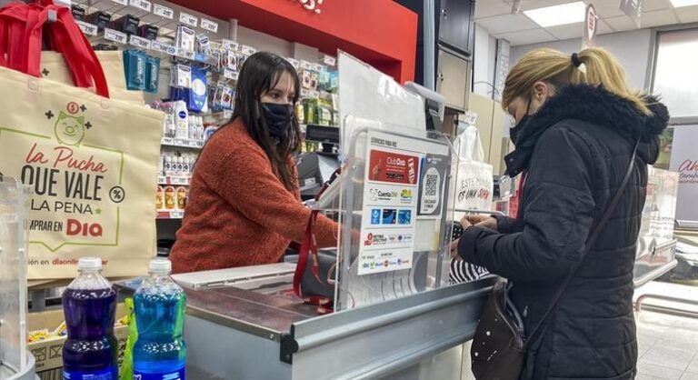 Uso de máscara deixa de ser obrigatório em locais fechados em Buenos Aires