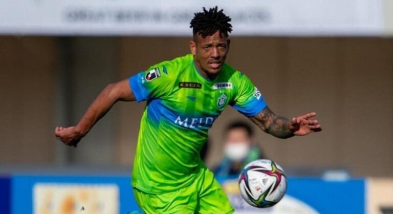 Wellington Tanque comemora marca de gols nos últimos cinco anos no futebol japonês