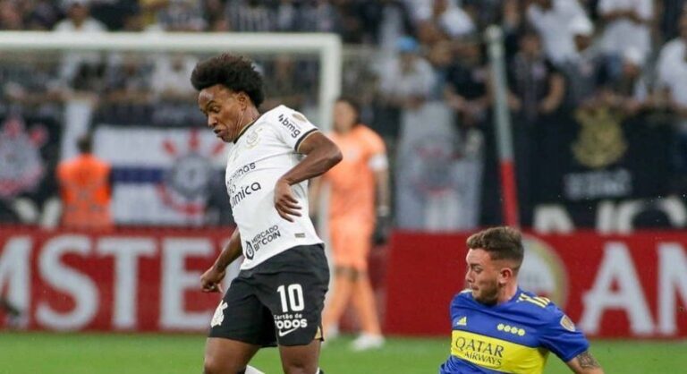 Willian, do Corinthians, fala sobre recuperação de lesão e reclama de deslealdade de adversários