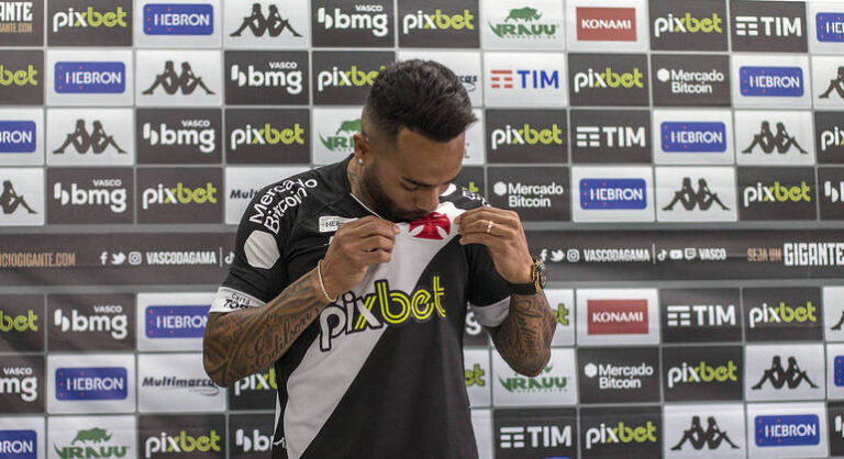 Alex Teixeira é apresentado no Vasco: ‘Volto querendo muito’