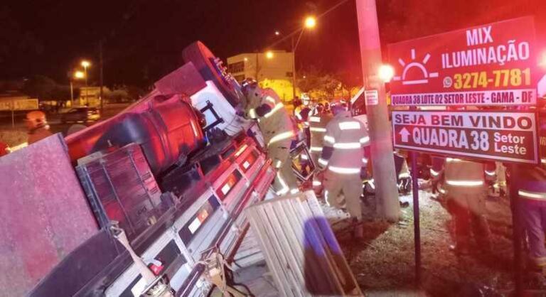 Após capotar, motorista fica preso a ferrangens, tem parada e sobrevive