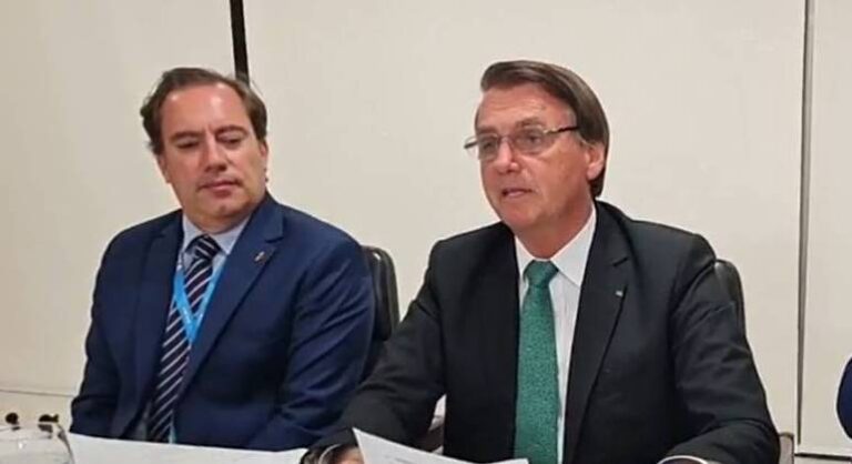 Bolsonaro diz que ex-presidente da Caixa vai responder denúncias de assédio