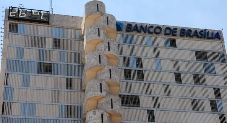 BRB publica edital de concurso com 150 vagas para escriturário no DF