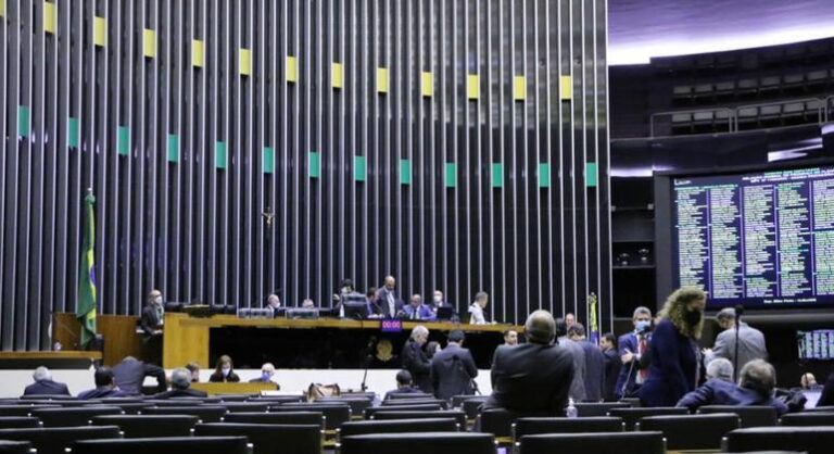 Câmara deve acelerar análise de PEC que cria voucher a caminhoneiros