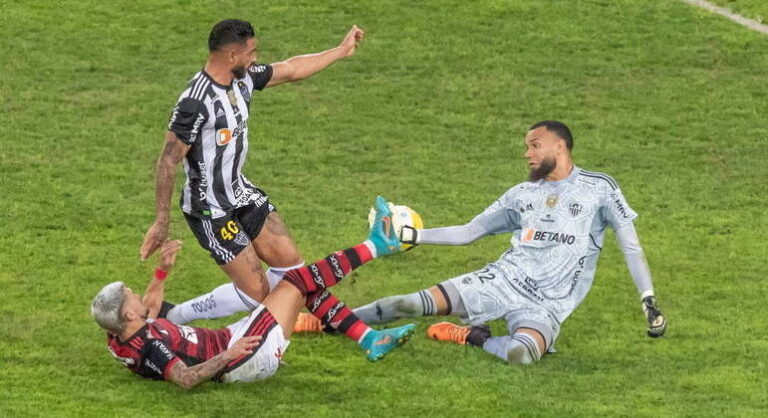 Com dois de Arrascaeta, Flamengo bate o Atlético e está nas quartas