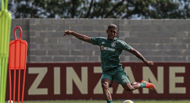 Com John Kennedy, Fluminense embarca para jogo com o Fortaleza pela Copa do Brasil
