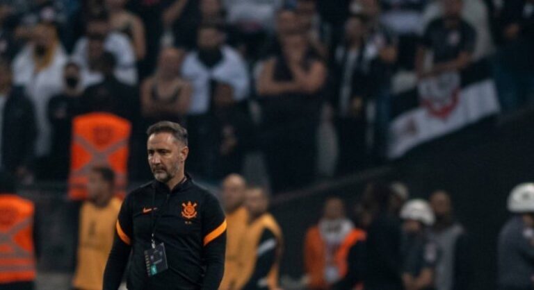 Com ‘po ró pó pó’ e ‘vai, Corinthians’, Vítor Pereira vai se tornando um corintiano, maloqueiro e sofredor