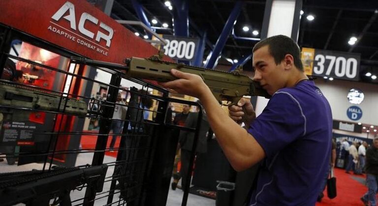 Comitê legislativo dos EUA considera proibir armas semiautomáticas de grosso calibre