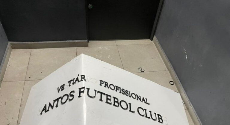 Confusão após eliminação do Santos termina com intervenção da polícia e placa quebrada