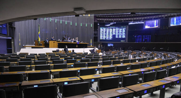 Congresso adia análise de texto que pune repressão violenta a manifestações políticas