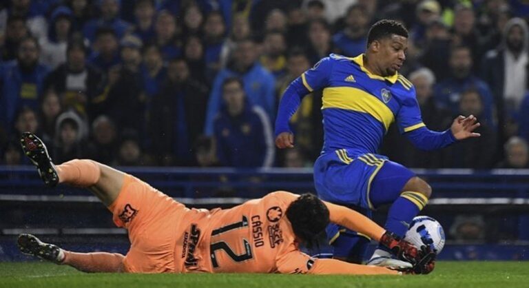 Corinthians devolve 2013, supera o Boca Juniors nos pênaltis e avança às quartas de final da Libertadores