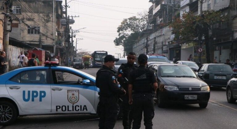 Corpos de vítimas de confrontos no Alemão serão enterrados neste sábado (23)