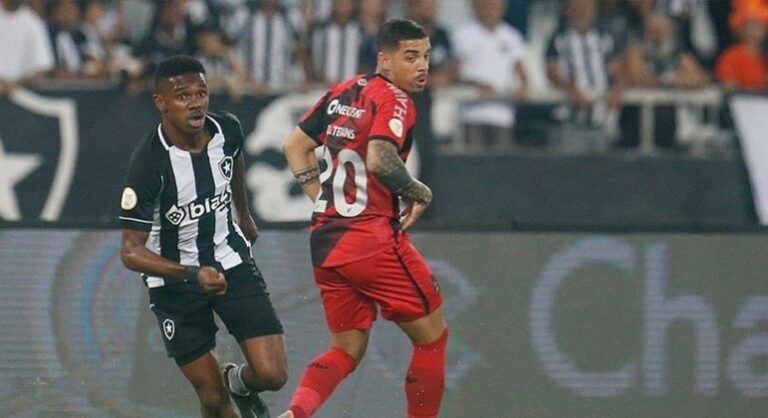 Destaque na vitória do Botafogo, Jeffinho explica comemoração e vibra com primeiro gol no Brasileirão