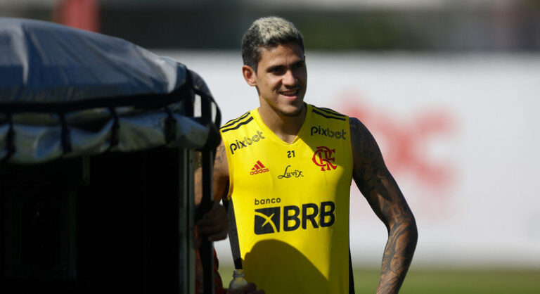 Embalado, Flamengo encara o Coritiba para subir no Brasileirão