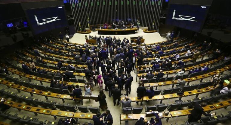 Entenda o que muda com Auxílio Brasil maior e voucher para caminhoneiros