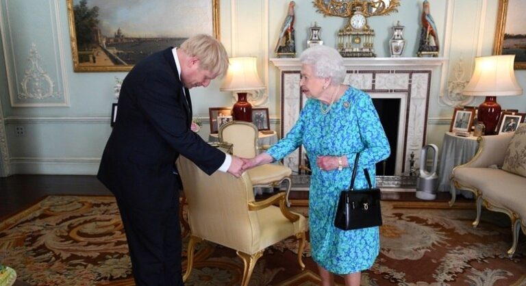 Entenda qual é o papel da rainha Elizabeth 2ª na renúncia de Johnson