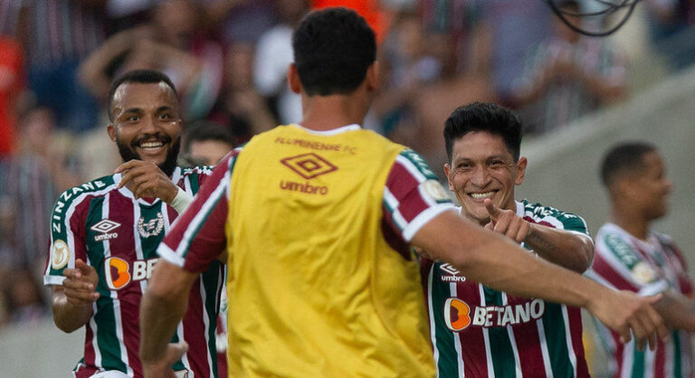 Fluminense bate Corinthians por 4 a 0 e sobe na tabela do Brasileirão