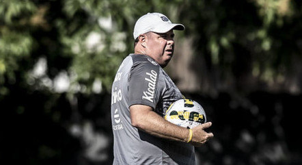 ‘Fomos surpreendidos’, diz técnico interino do Santos após derrota