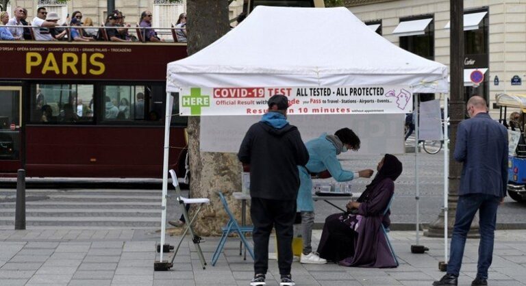 França deve registrar mais de 200 mil casos diários de Covid nesta terça (5)