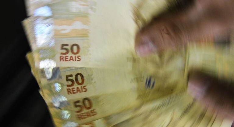 Funcionários dão aumento salarial a si mesmos e clientes pagam a conta