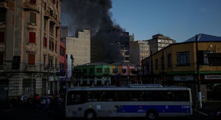 Incêndio bloqueia ruas no centro de SP e muda trajeto de ônibus