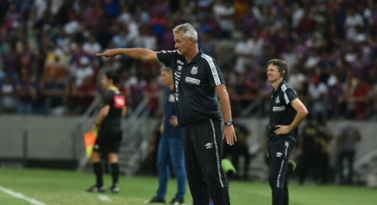 Lisca elogia sinceridade de John e deixa futuro do goleiro em aberto