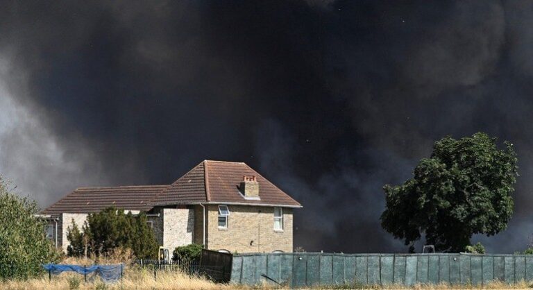 Londres luta contra vários incêndios em meio à onda de altas temperaturas 