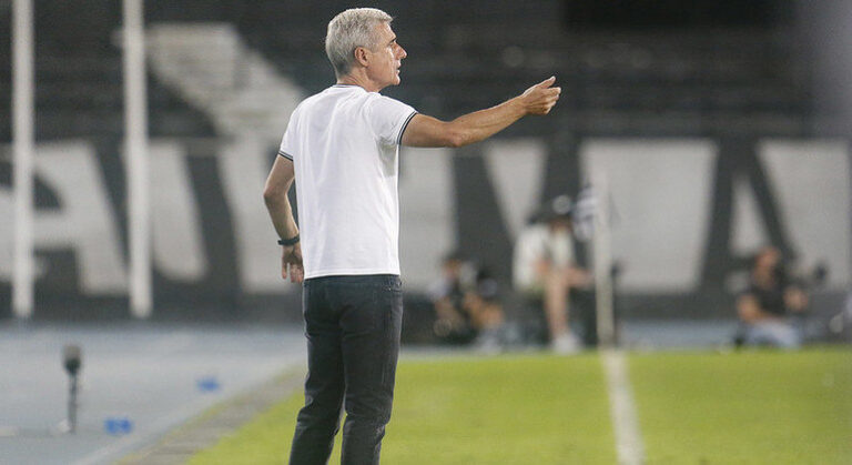 Luís Castro elogia entrega do Botafogo mesmo com nova derrota