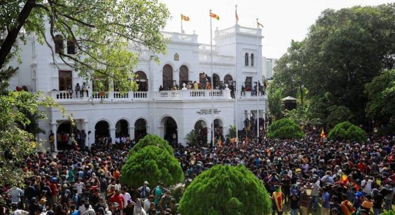 Manifestantes invadem escritório do primeiro-ministro do Sri Lanka após fuga do presidente