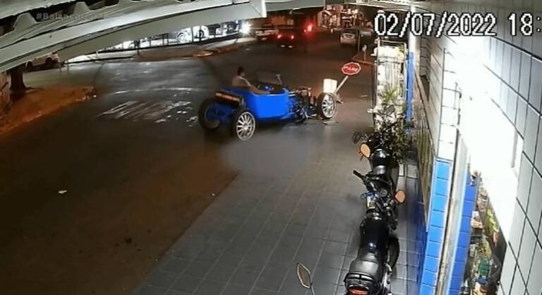 Motorista de calhambeque derruba placa, destrói churrasqueiras e foge